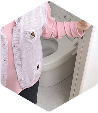 トイレから出る女性